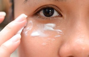 Hvordan plejer jeg min hud om øjnene? Behandlinger og kosmetik for kvinder i alle aldre