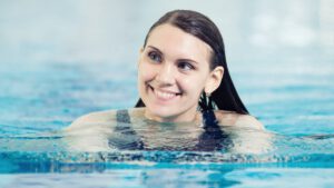 Hvordan beskytter man håret i svømmebassinet? Følg disse nemme fif til klorinbestandig hårpleje