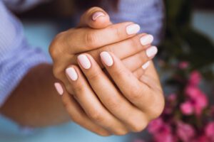 Hjemmelavet gelmanicure (trin-for-trin)
